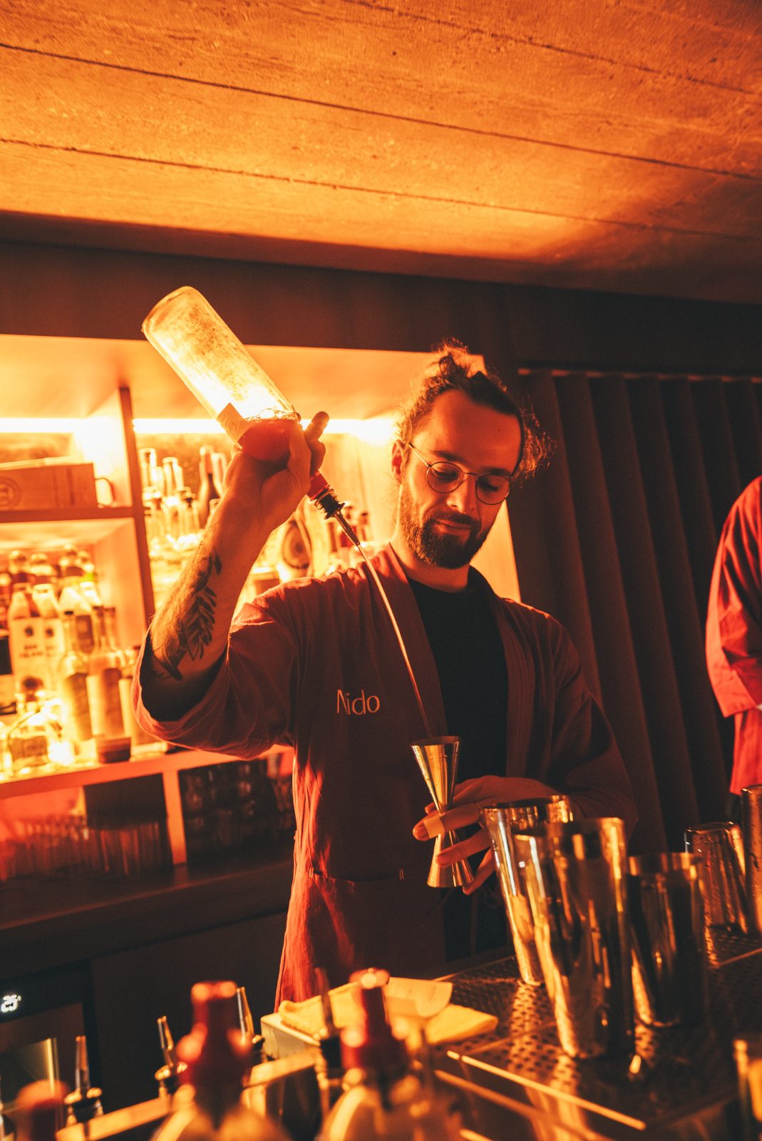 Bartender van Nido schenkt een cocktail in