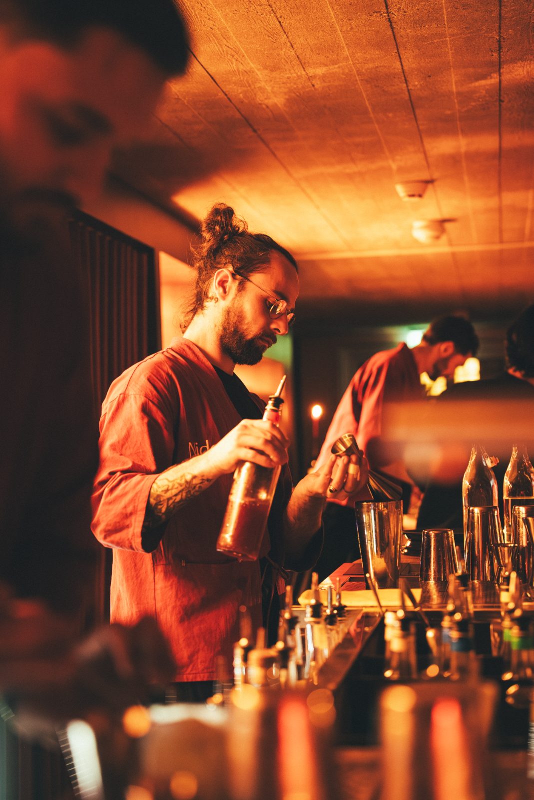 Bartender aan het werk achter de bar