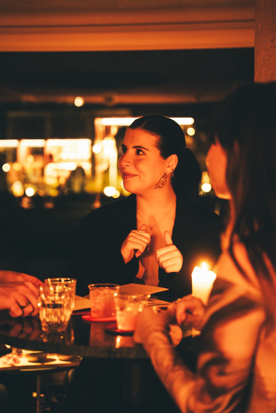 Gast aan tafel bij kaarslicht tijdens de opening