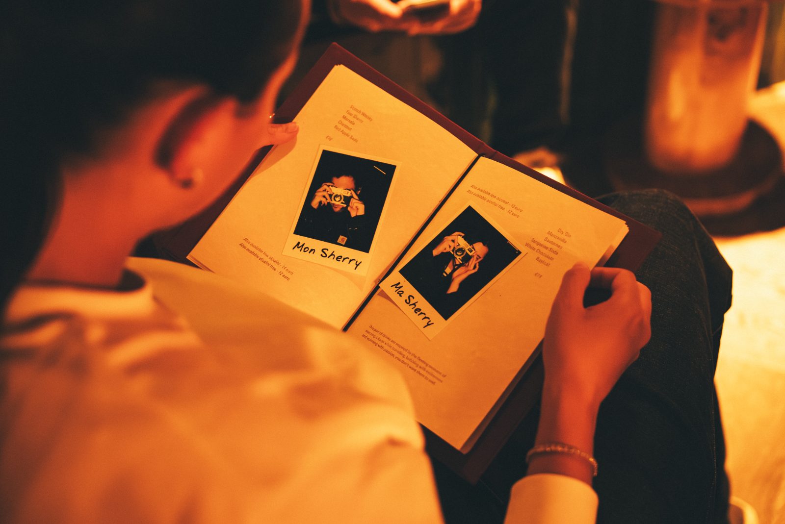 Menukaart met polaroids van de signature cocktails