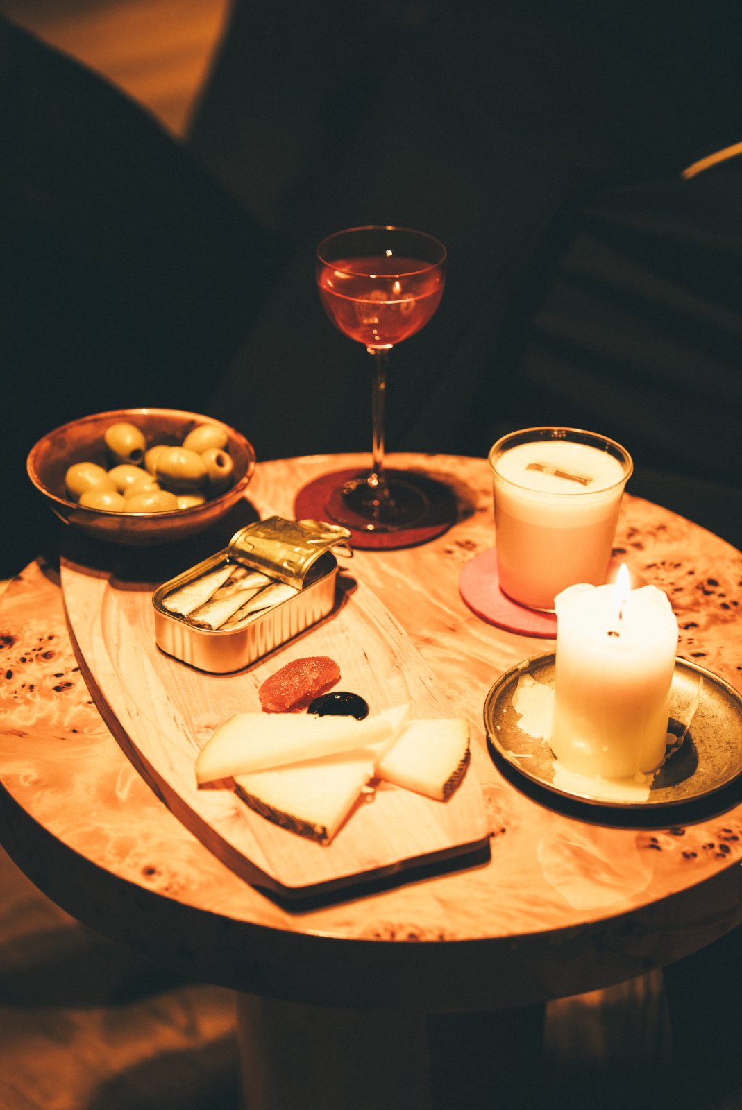 Borrelplank met olijven, kaas en een cocktail