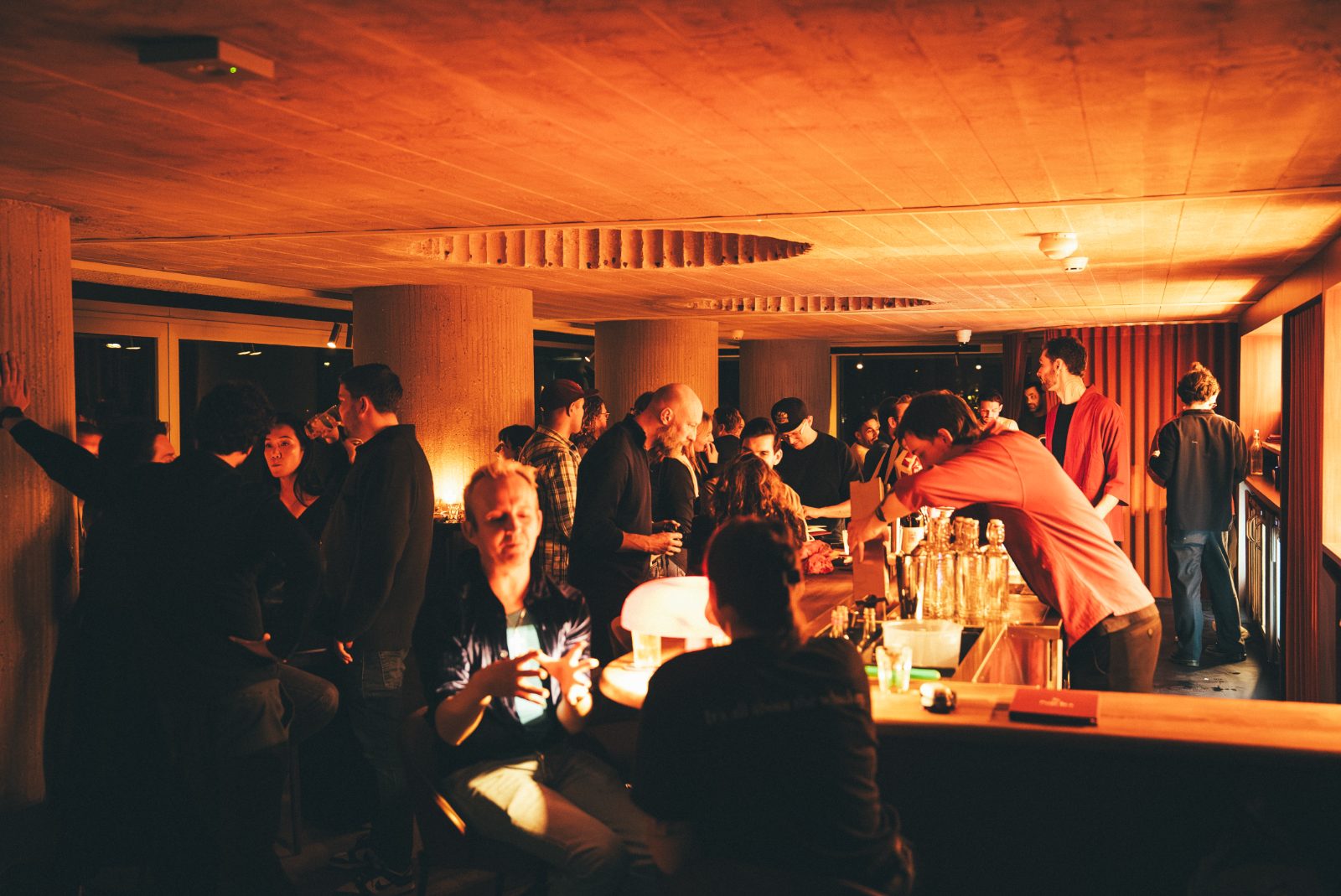 Volle bar tijdens de openingsavond van Nido